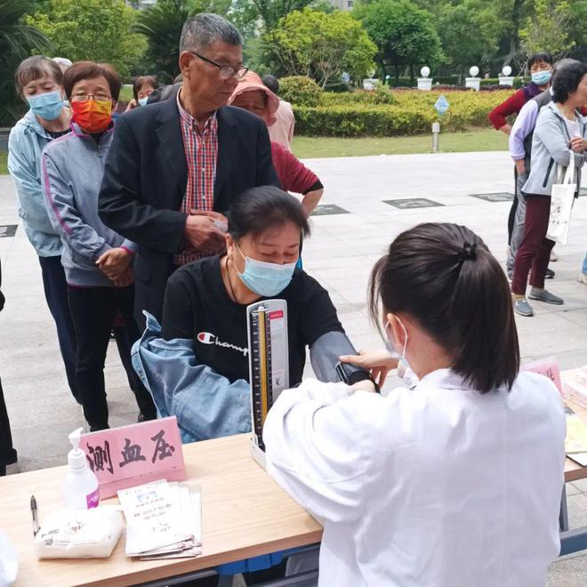 寶山社區(qū)便民服務(wù)暖人心 中醫(yī)問診、血壓測量與理發(fā)服務(wù)一站式體驗